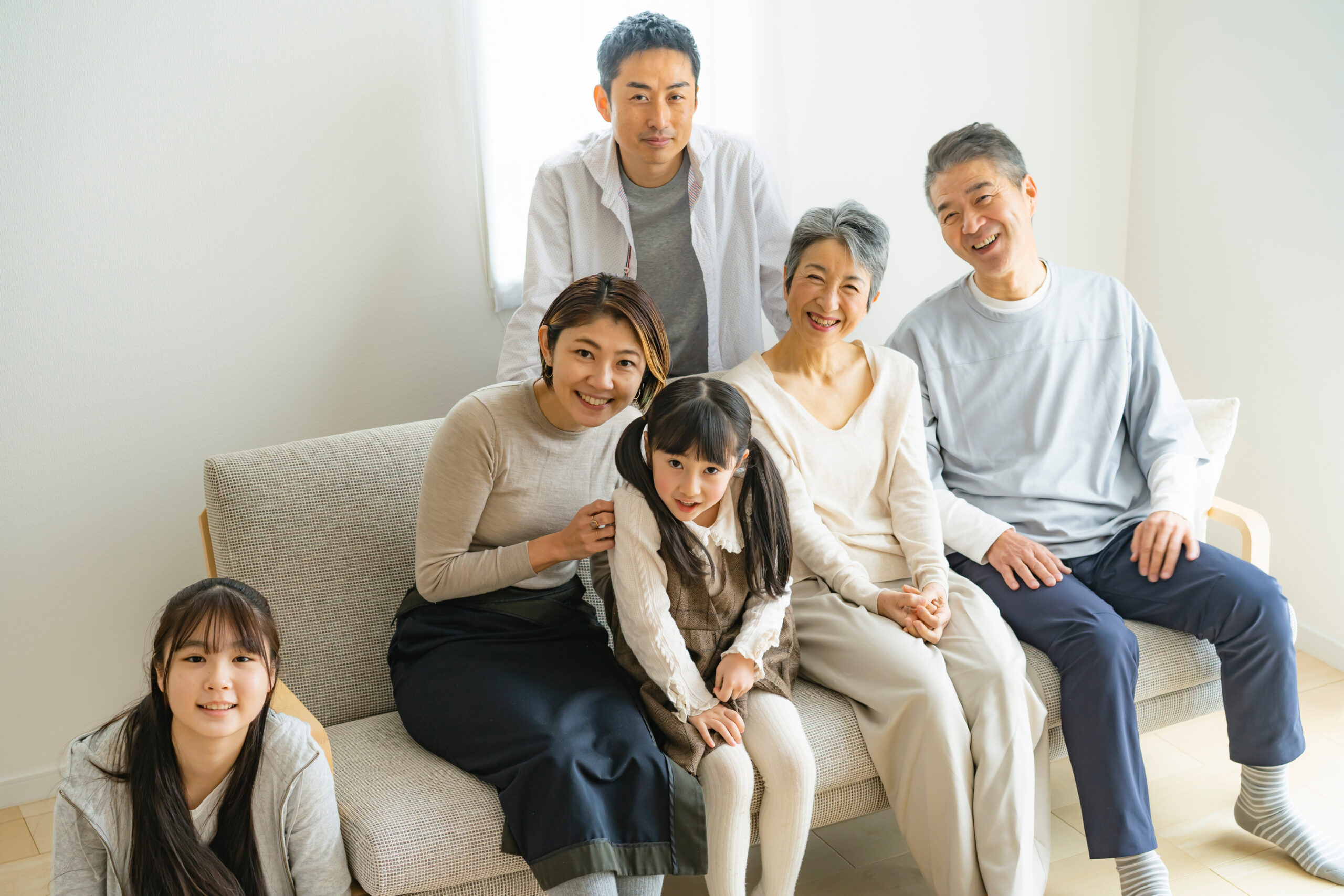 リビングでくつろぐ家族